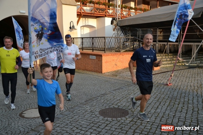 Zdjęcie w galerii na portalu naszraciborz.pl: Uczestnicy biegu upamiętniającego 334. rocznicę Odsieczy Wiedeńskiej i 300-lecie koronacji ikony jasnogórskiej dotarli na zamek  wiadomości z regionu