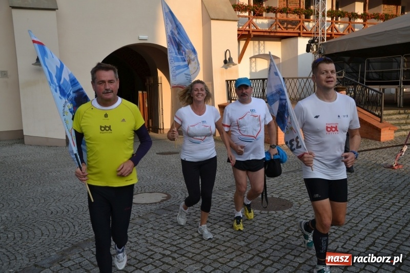 Zdjęcie w galerii na portalu naszraciborz.pl: Uczestnicy biegu upamiętniającego 334. rocznicę Odsieczy Wiedeńskiej i 300-lecie koronacji ikony jasnogórskiej dotarli na zamek  wiadomości z regionu