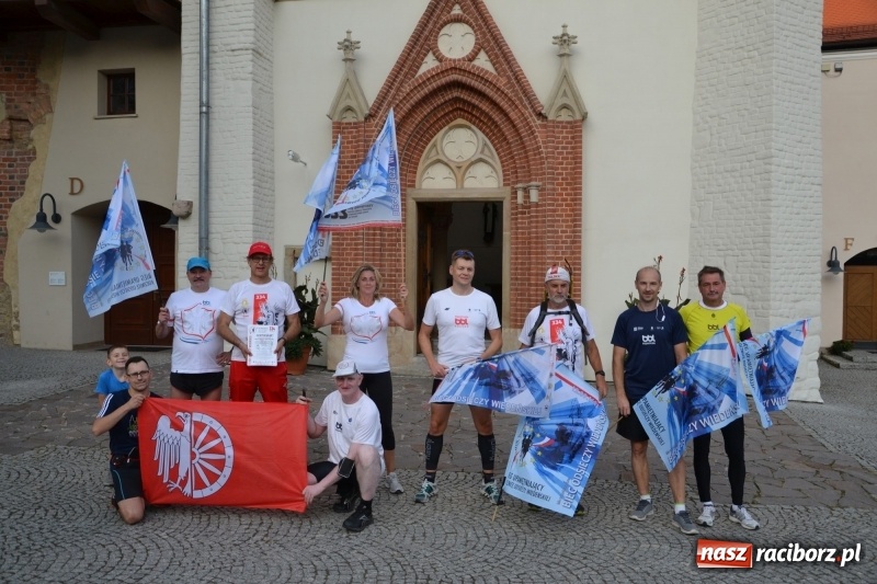 Zdjęcie w galerii na portalu naszraciborz.pl: Uczestnicy biegu upamiętniającego 334. rocznicę Odsieczy Wiedeńskiej i 300-lecie koronacji ikony jasnogórskiej dotarli na zamek  wiadomości z regionu