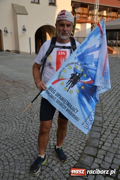 Zdjęcie w galerii na portalu naszraciborz.pl: Uczestnicy biegu upamiętniającego 334. rocznicę Odsieczy Wiedeńskiej i 300-lecie koronacji ikony jasnogórskiej dotarli na zamek  wiadomości z regionu