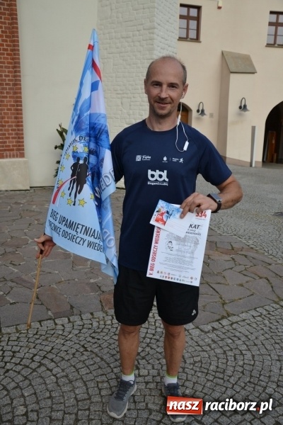 Zdjęcie w galerii na portalu naszraciborz.pl: Uczestnicy biegu upamiętniającego 334. rocznicę Odsieczy Wiedeńskiej i 300-lecie koronacji ikony jasnogórskiej dotarli na zamek  wiadomości z regionu