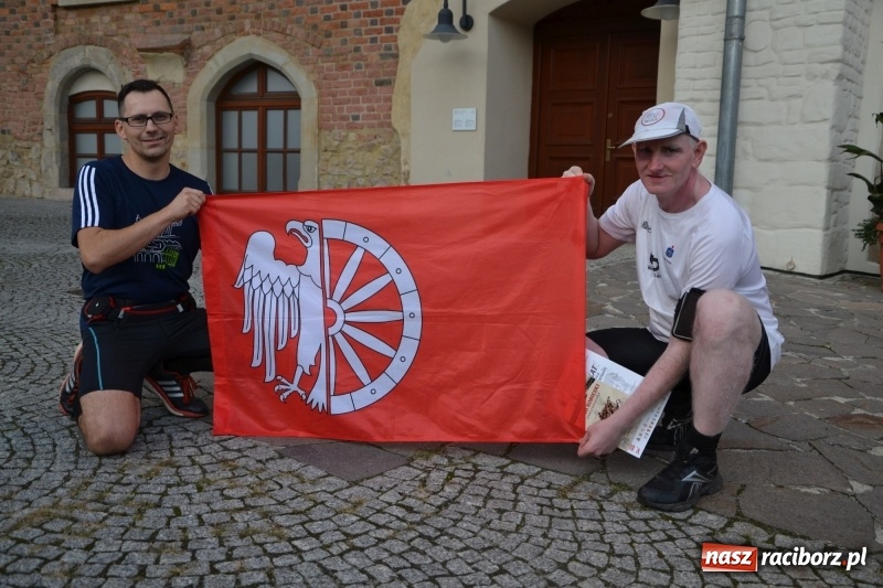Zdjęcie w galerii na portalu naszraciborz.pl: Uczestnicy biegu upamiętniającego 334. rocznicę Odsieczy Wiedeńskiej i 300-lecie koronacji ikony jasnogórskiej dotarli na zamek  wiadomości z regionu