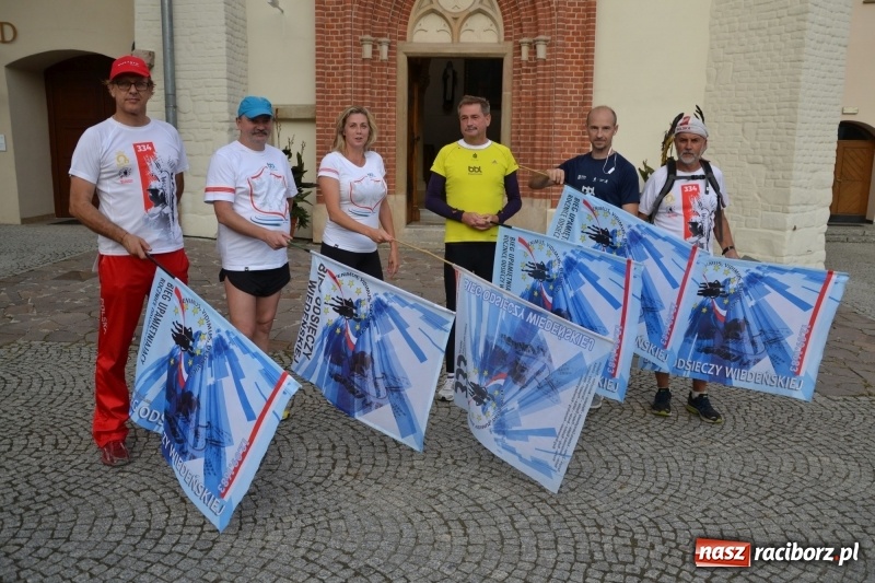 Zdjęcie w galerii na portalu naszraciborz.pl: Uczestnicy biegu upamiętniającego 334. rocznicę Odsieczy Wiedeńskiej i 300-lecie koronacji ikony jasnogórskiej dotarli na zamek  wiadomości z regionu