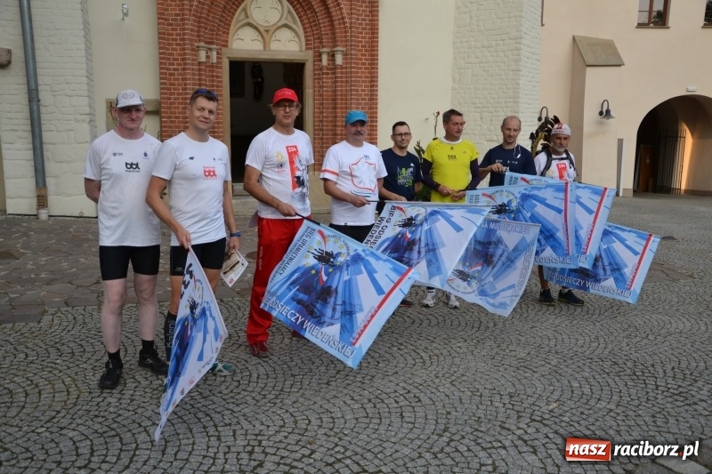 Zdjęcie w galerii na portalu naszraciborz.pl: Uczestnicy biegu upamiętniającego 334. rocznicę Odsieczy Wiedeńskiej i 300-lecie koronacji ikony jasnogórskiej dotarli na zamek  wiadomości z regionu