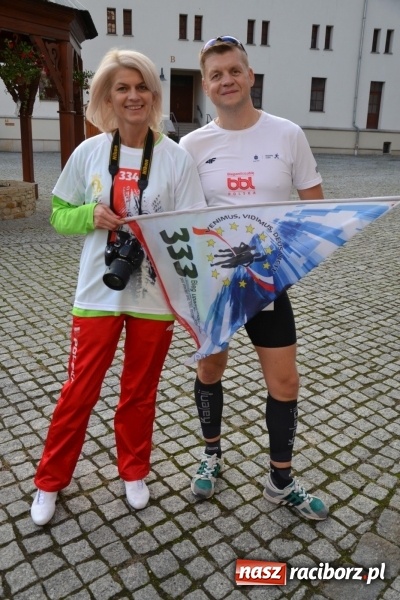 Zdjęcie w galerii na portalu naszraciborz.pl: Uczestnicy biegu upamiętniającego 334. rocznicę Odsieczy Wiedeńskiej i 300-lecie koronacji ikony jasnogórskiej dotarli na zamek  wiadomości z regionu