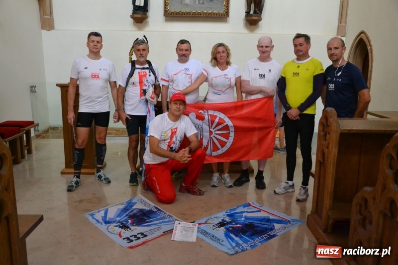 Zdjęcie w galerii na portalu naszraciborz.pl: Uczestnicy biegu upamiętniającego 334. rocznicę Odsieczy Wiedeńskiej i 300-lecie koronacji ikony jasnogórskiej dotarli na zamek  wiadomości z regionu