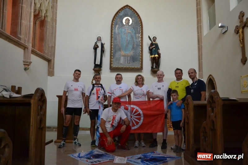 Zdjęcie w galerii na portalu naszraciborz.pl: Uczestnicy biegu upamiętniającego 334. rocznicę Odsieczy Wiedeńskiej i 300-lecie koronacji ikony jasnogórskiej dotarli na zamek  wiadomości z regionu