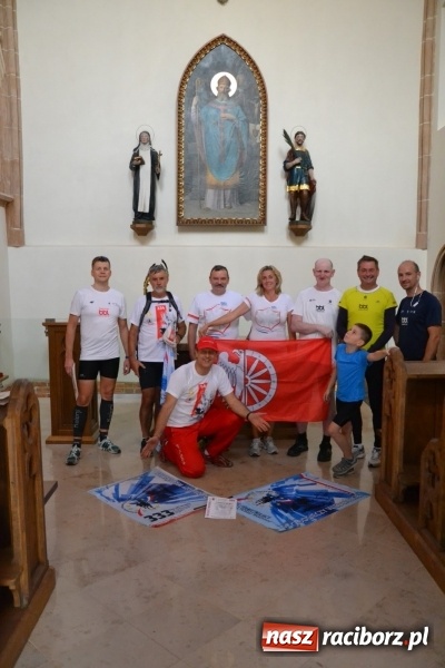 Zdjęcie w galerii na portalu naszraciborz.pl: Uczestnicy biegu upamiętniającego 334. rocznicę Odsieczy Wiedeńskiej i 300-lecie koronacji ikony jasnogórskiej dotarli na zamek  wiadomości z regionu