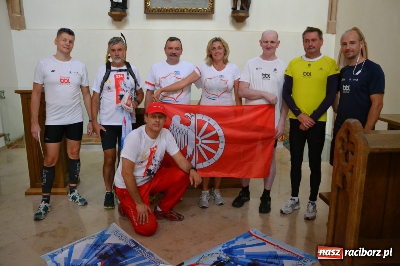 Zdjęcie w galerii na portalu naszraciborz.pl: Uczestnicy biegu upamiętniającego 334. rocznicę Odsieczy Wiedeńskiej i 300-lecie koronacji ikony jasnogórskiej dotarli na zamek  wiadomości z regionu