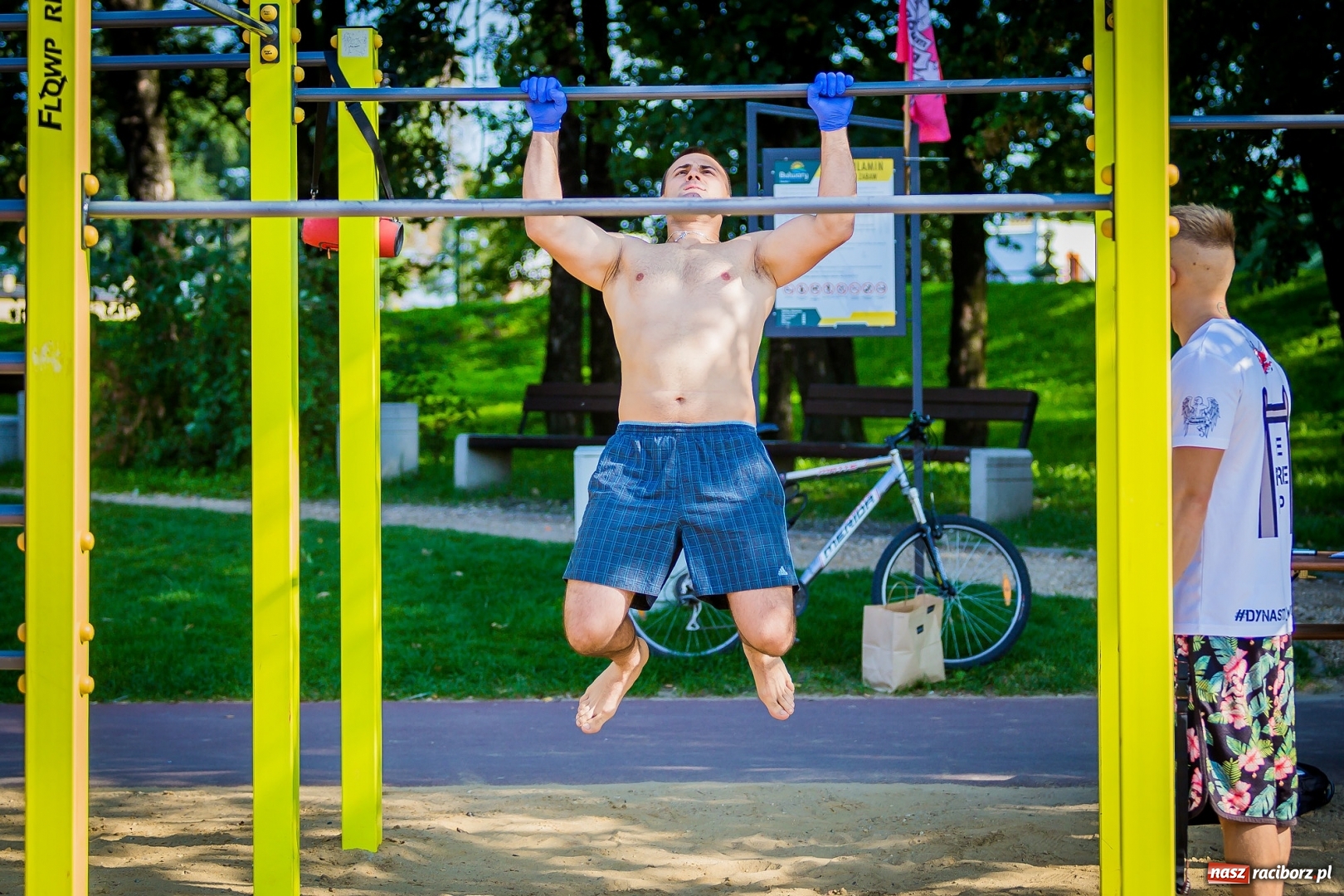Zdjęcie w galerii na portalu naszraciborz.pl: World Pull Up Day 2017. Mieszkańcy Raciborza podciągnęli się 4725 razy  wiadomości z regionu