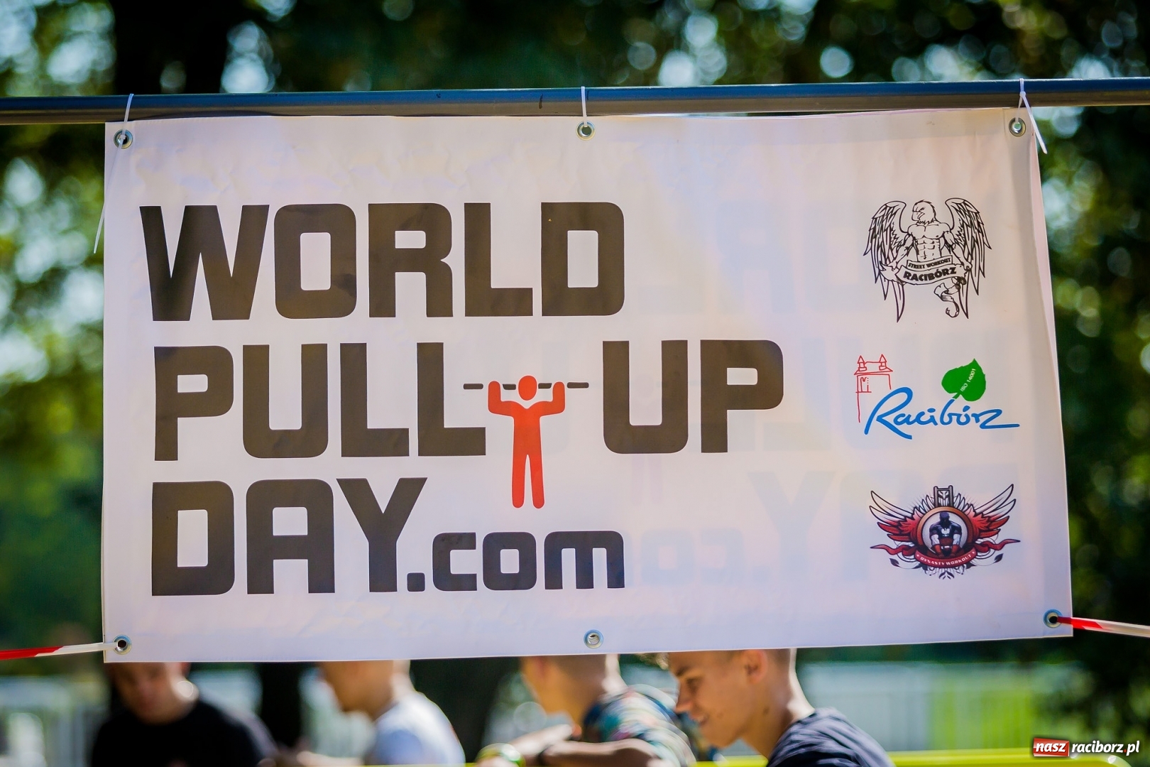 Zdjęcie w galerii na portalu naszraciborz.pl: World Pull Up Day 2017. Mieszkańcy Raciborza podciągnęli się 4725 razy  wiadomości z regionu