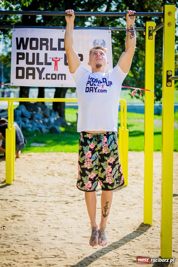 Zdjęcie w galerii na portalu naszraciborz.pl: World Pull Up Day 2017. Mieszkańcy Raciborza podciągnęli się 4725 razy  wiadomości z regionu