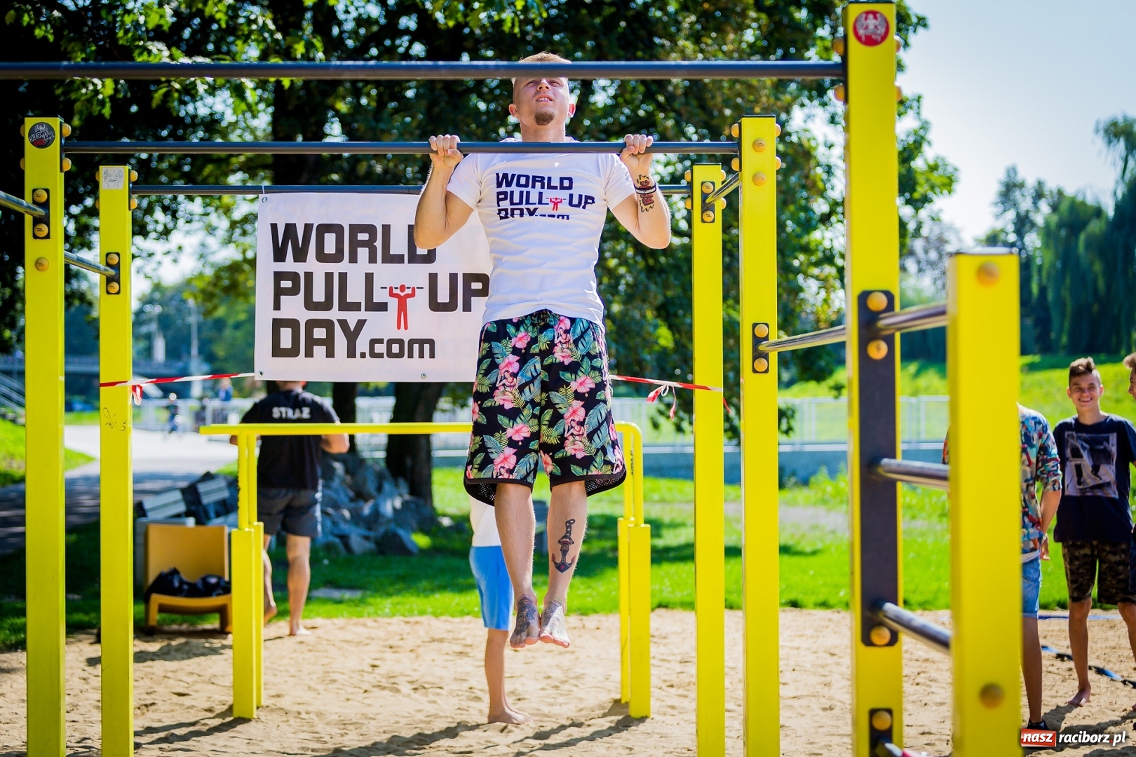 Zdjęcie w galerii na portalu naszraciborz.pl: World Pull Up Day 2017. Mieszkańcy Raciborza podciągnęli się 4725 razy  wiadomości z regionu