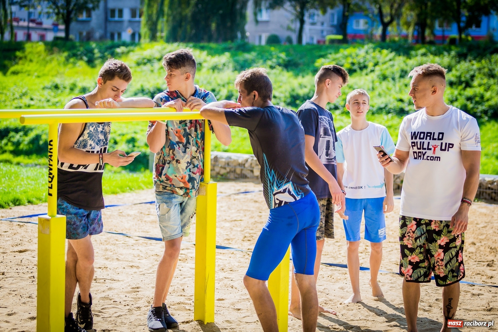 Zdjęcie w galerii na portalu naszraciborz.pl: World Pull Up Day 2017. Mieszkańcy Raciborza podciągnęli się 4725 razy  wiadomości z regionu