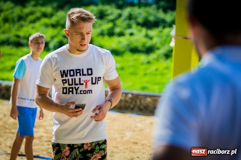 Zdjęcie w galerii na portalu naszraciborz.pl: World Pull Up Day 2017. Mieszkańcy Raciborza podciągnęli się 4725 razy  wiadomości z regionu