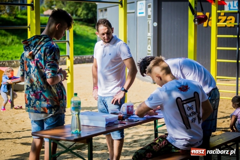 Zdjęcie w galerii na portalu naszraciborz.pl: World Pull Up Day 2017. Mieszkańcy Raciborza podciągnęli się 4725 razy  wiadomości z regionu