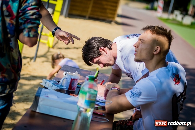 Zdjęcie w galerii na portalu naszraciborz.pl: World Pull Up Day 2017. Mieszkańcy Raciborza podciągnęli się 4725 razy  wiadomości z regionu