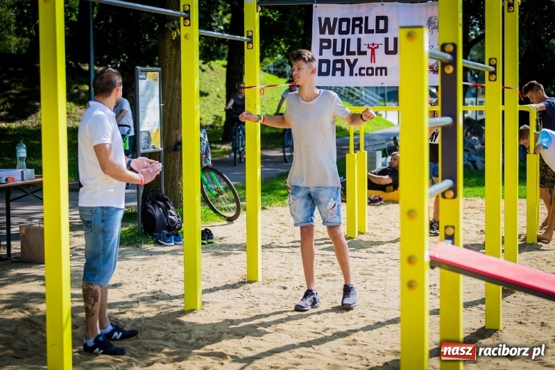 Zdjęcie w galerii na portalu naszraciborz.pl: World Pull Up Day 2017. Mieszkańcy Raciborza podciągnęli się 4725 razy  wiadomości z regionu