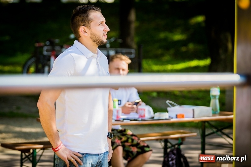 Zdjęcie w galerii na portalu naszraciborz.pl: World Pull Up Day 2017. Mieszkańcy Raciborza podciągnęli się 4725 razy  wiadomości z regionu