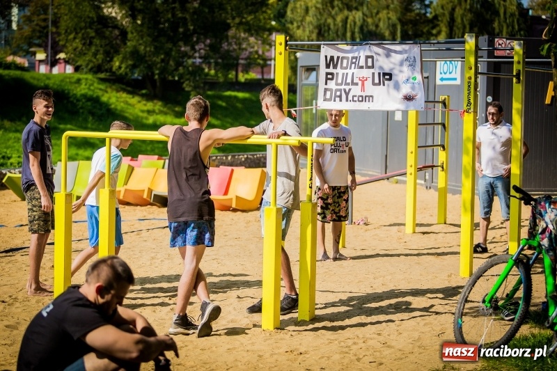 Zdjęcie w galerii na portalu naszraciborz.pl: World Pull Up Day 2017. Mieszkańcy Raciborza podciągnęli się 4725 razy  wiadomości z regionu