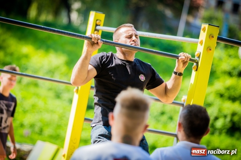 Zdjęcie w galerii na portalu naszraciborz.pl: World Pull Up Day 2017. Mieszkańcy Raciborza podciągnęli się 4725 razy  wiadomości z regionu