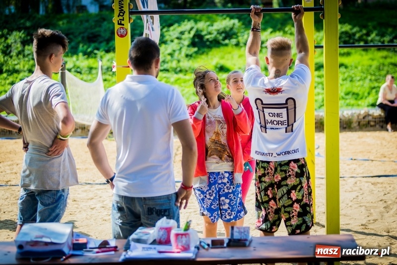 Zdjęcie w galerii na portalu naszraciborz.pl: World Pull Up Day 2017. Mieszkańcy Raciborza podciągnęli się 4725 razy  wiadomości z regionu