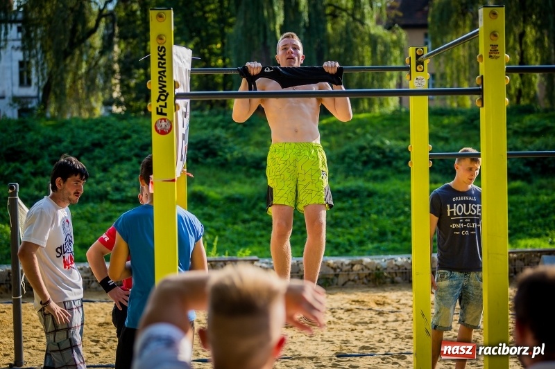 Zdjęcie w galerii na portalu naszraciborz.pl: World Pull Up Day 2017. Mieszkańcy Raciborza podciągnęli się 4725 razy  wiadomości z regionu