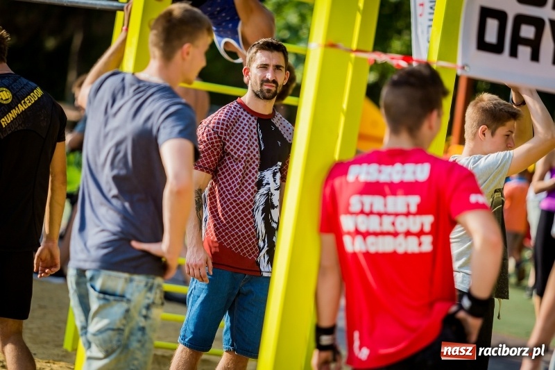 Zdjęcie w galerii na portalu naszraciborz.pl: World Pull Up Day 2017. Mieszkańcy Raciborza podciągnęli się 4725 razy  wiadomości z regionu