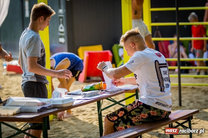 Zdjęcie w galerii na portalu naszraciborz.pl: World Pull Up Day 2017. Mieszkańcy Raciborza podciągnęli się 4725 razy  wiadomości z regionu