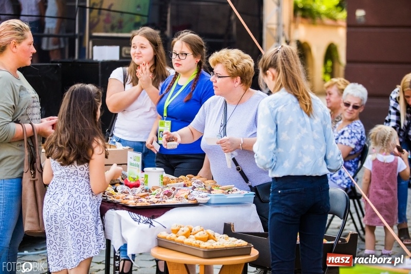 Zdjęcie w galerii na portalu naszraciborz.pl: Pożegnanie Lata z MDK na raciborskim rynku wiadomości z regionu
