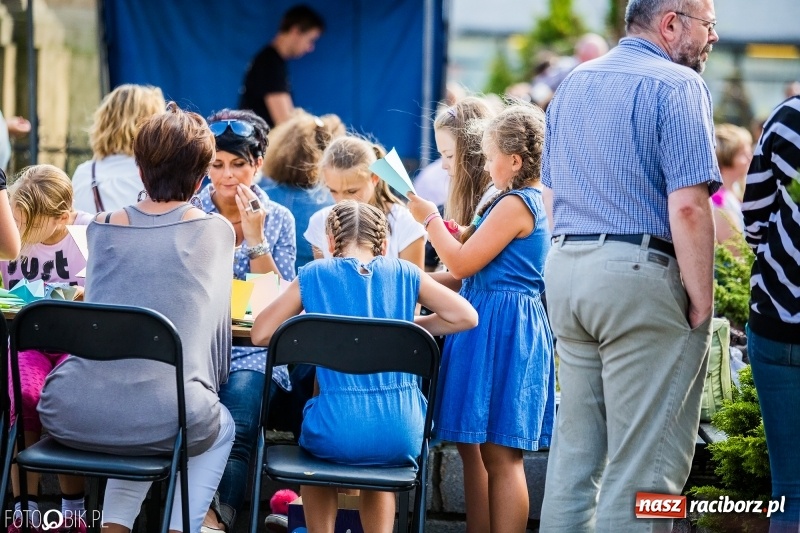Zdjęcie w galerii na portalu naszraciborz.pl: Pożegnanie Lata z MDK na raciborskim rynku wiadomości z regionu