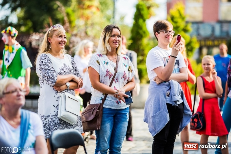 Zdjęcie w galerii na portalu naszraciborz.pl: Pożegnanie Lata z MDK na raciborskim rynku wiadomości z regionu