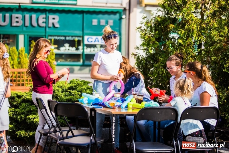 Zdjęcie w galerii na portalu naszraciborz.pl: Pożegnanie Lata z MDK na raciborskim rynku wiadomości z regionu