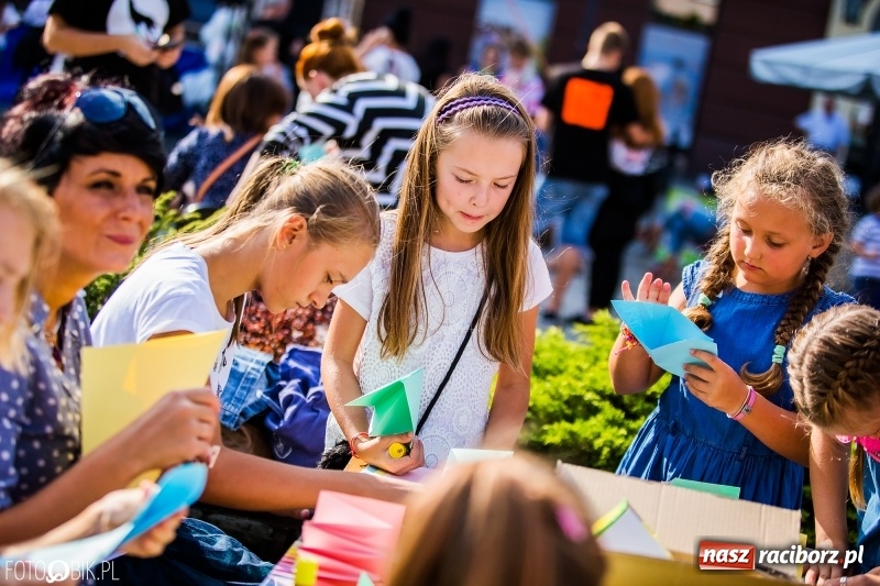 Zdjęcie w galerii na portalu naszraciborz.pl: Pożegnanie Lata z MDK na raciborskim rynku wiadomości z regionu