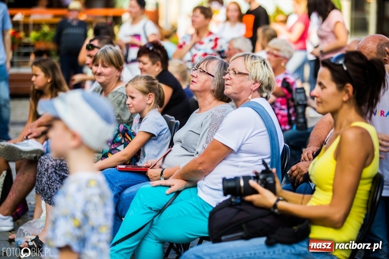 Zdjęcie w galerii na portalu naszraciborz.pl: Pożegnanie Lata z MDK na raciborskim rynku wiadomości z regionu