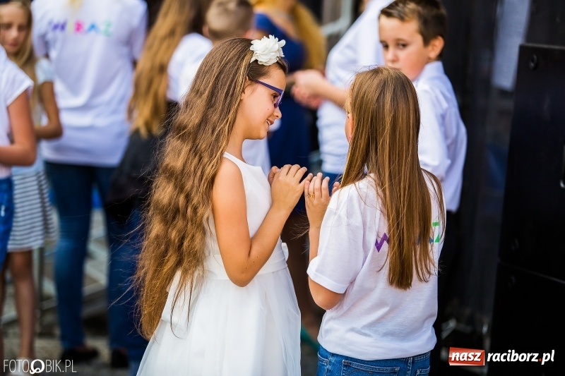 Zdjęcie w galerii na portalu naszraciborz.pl: Pożegnanie Lata z MDK na raciborskim rynku wiadomości z regionu