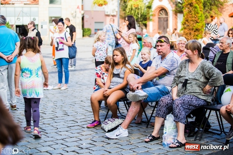 Zdjęcie w galerii na portalu naszraciborz.pl: Pożegnanie Lata z MDK na raciborskim rynku wiadomości z regionu
