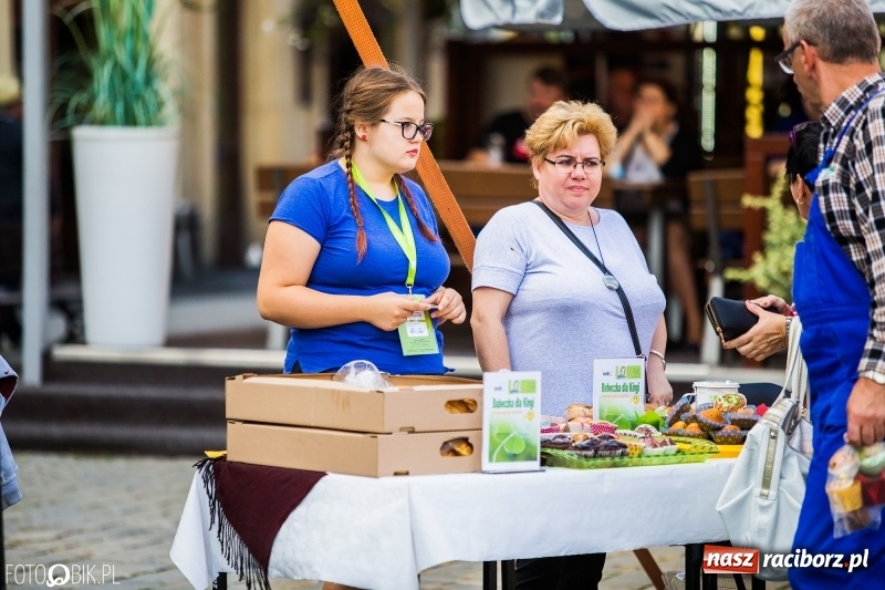 Zdjęcie w galerii na portalu naszraciborz.pl: Pożegnanie Lata z MDK na raciborskim rynku wiadomości z regionu
