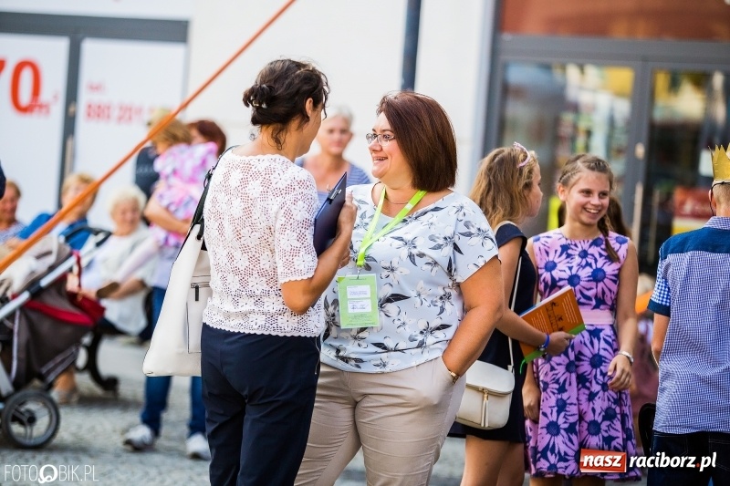 Zdjęcie w galerii na portalu naszraciborz.pl: Pożegnanie Lata z MDK na raciborskim rynku wiadomości z regionu