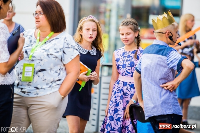 Zdjęcie w galerii na portalu naszraciborz.pl: Pożegnanie Lata z MDK na raciborskim rynku wiadomości z regionu