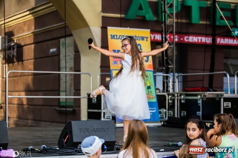 Zdjęcie w galerii na portalu naszraciborz.pl: Pożegnanie Lata z MDK na raciborskim rynku wiadomości z regionu