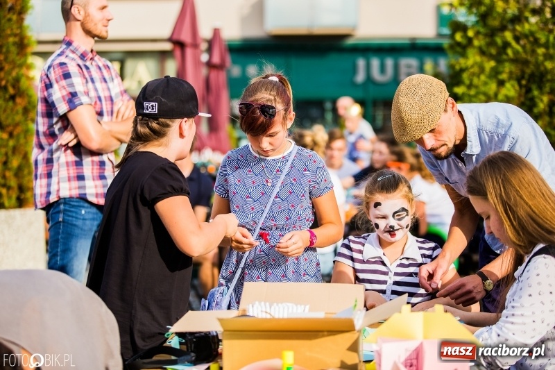 Zdjęcie w galerii na portalu naszraciborz.pl: Pożegnanie Lata z MDK na raciborskim rynku wiadomości z regionu