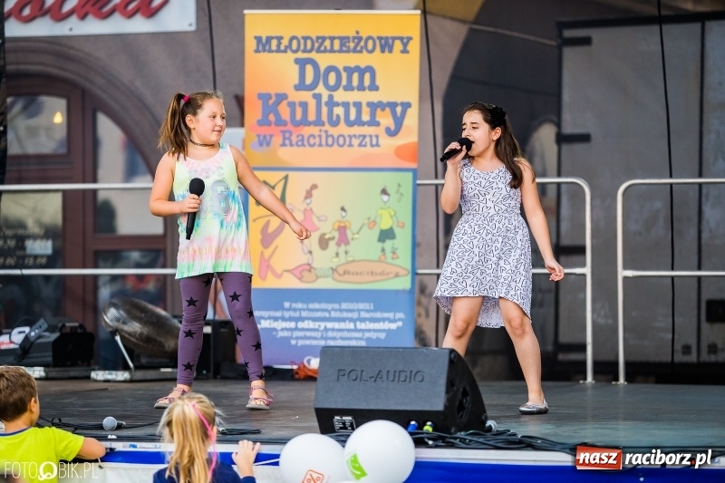 Zdjęcie w galerii na portalu naszraciborz.pl: Pożegnanie Lata z MDK na raciborskim rynku wiadomości z regionu