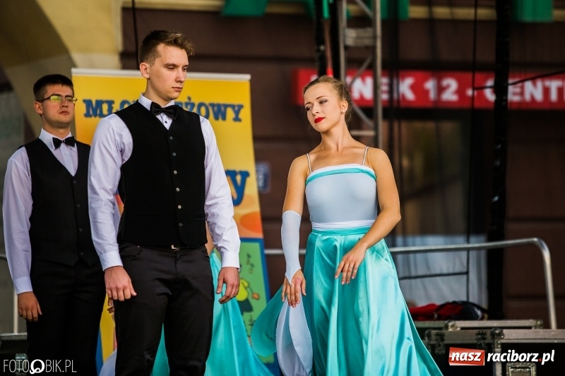 Zdjęcie w galerii na portalu naszraciborz.pl: Pożegnanie Lata z MDK na raciborskim rynku wiadomości z regionu