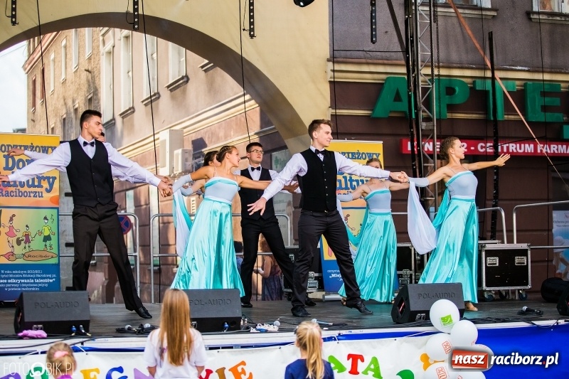 Zdjęcie w galerii na portalu naszraciborz.pl: Pożegnanie Lata z MDK na raciborskim rynku wiadomości z regionu