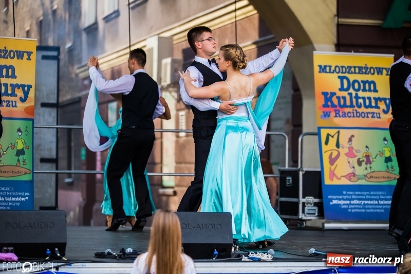 Zdjęcie w galerii na portalu naszraciborz.pl: Pożegnanie Lata z MDK na raciborskim rynku wiadomości z regionu