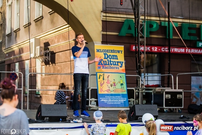 Zdjęcie w galerii na portalu naszraciborz.pl: Pożegnanie Lata z MDK na raciborskim rynku wiadomości z regionu