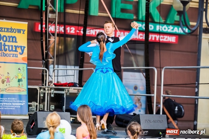 Zdjęcie w galerii na portalu naszraciborz.pl: Pożegnanie Lata z MDK na raciborskim rynku wiadomości z regionu