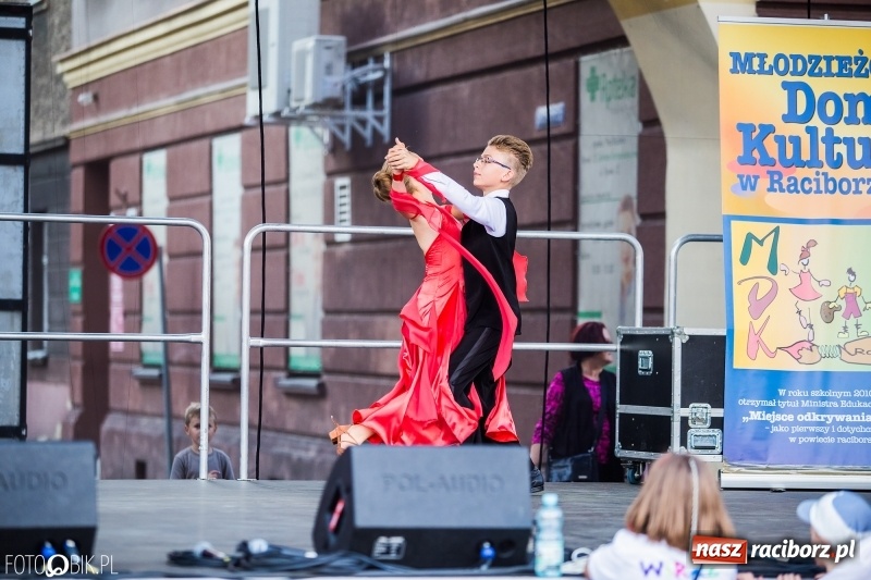 Zdjęcie w galerii na portalu naszraciborz.pl: Pożegnanie Lata z MDK na raciborskim rynku wiadomości z regionu