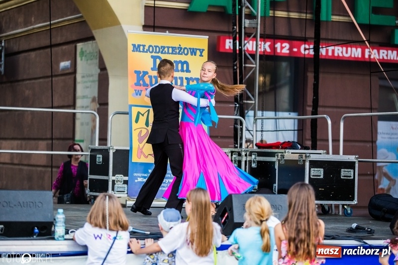 Zdjęcie w galerii na portalu naszraciborz.pl: Pożegnanie Lata z MDK na raciborskim rynku wiadomości z regionu